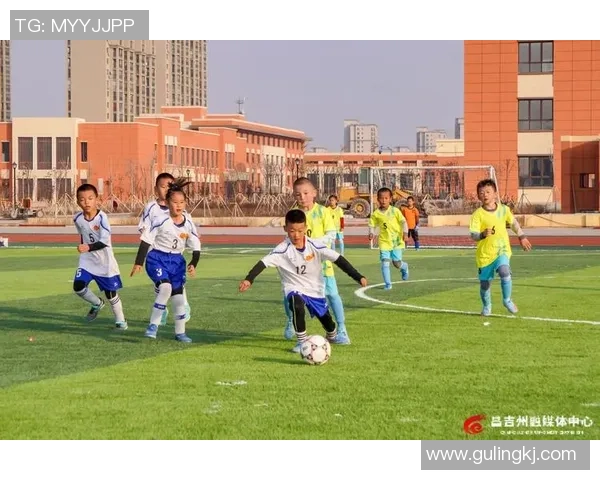 追随绿茵偶像小球迷逐梦足球场展现热血与激情